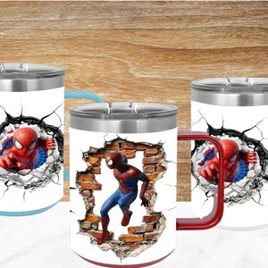 Może przedstawiać: Trzy białe cylindryczne kubki z krawędziami i pokrywkami ze stali nierdzewnej. Dwa kubki przedstawiają grafikę Spider-Mana wyłaniającego się z pękniętej ściany. Środkowy kubek pokazuje Spider-Mana wyskakującego przez dziurę w czerwonej ceglanej ścianie.