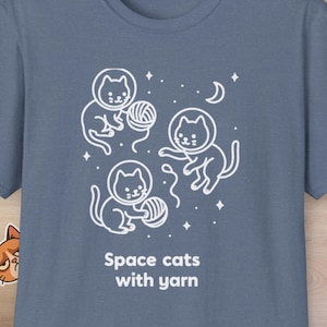 Weltraum Katzen mit Garn Shirt | Lustiges Weltraum Kätzchen T-Shirt | Katzenliebhaber Geschenk | Katzen Mom Shirt | Niedliches Lehrer-Katzen-Shirt | Unisex Tee