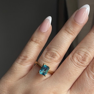 Vintage Gold Plated Blue Rhinestone Ring, Vintage Cocktail Ring, Size 6.75