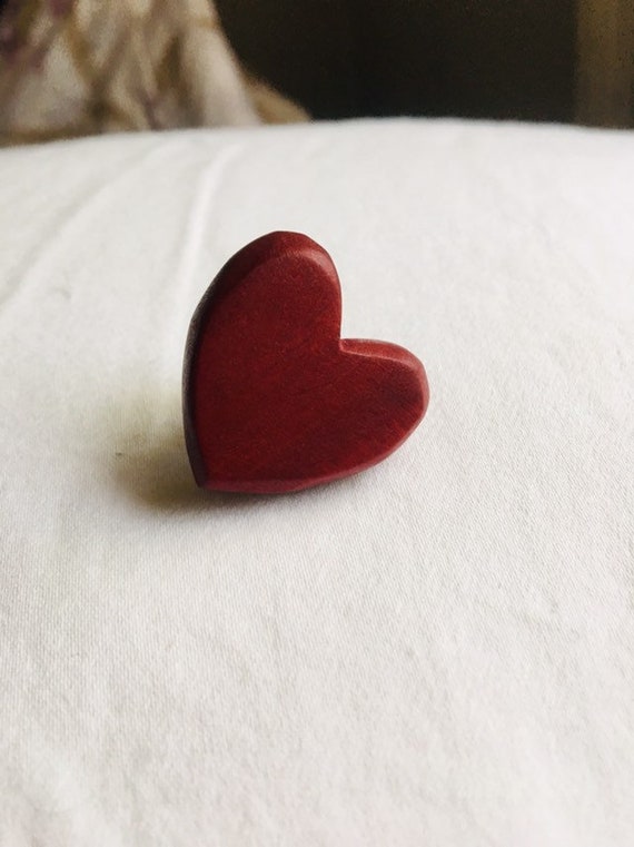 RED HEART GOLD TONE PIN