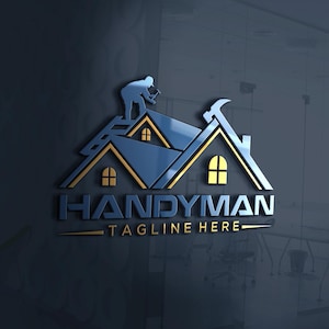 Puede incluir: Logotipo de manitas azul y dorado con una casa con una persona en el tejado, un martillo y la palabra "HANDYMAN". La frase "TAGLINE HERE" está debajo. El logotipo está sobre un fondo oscuro.