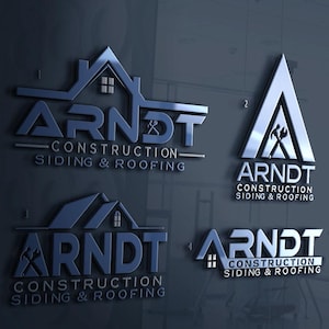 Puede incluir: Cuatro variaciones de un logotipo de empresa de construcción en tonos azules y plateados. Los logotipos presentan el nombre de la empresa "ARNDT" con las palabras "CONSTRUCTION SIDING & ROOFING". Cada logotipo incluye un icono de casa o tejado y herramientas de construcción.