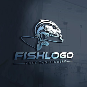 Puede incluir: Un diseño de logotipo de pez azul metálico con el texto "FISH LOGO" y un espacio para un eslogan. El logotipo presenta un pez estilizado saltando fuera del agua, con un anzuelo en la boca. El diseño está sobre un fondo azul oscuro.