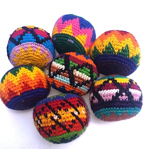 Pequeños sacos de malabares de algodón tejidos a crochet de Guatemala para aliviar el estrés, disponibles en varias opciones.
