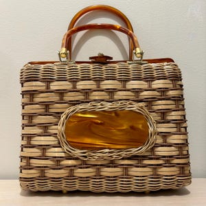 1960s Handwoven Rattan & Lucite Purse – Vintage Cypress Gardens Handbag, Mid Century Tote, Retro Summer Resort Fashion Accessory