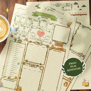 Puede incluir: Varias hojas de personaje beige para un juego de rol de mesa, con bordes decorativos, casillas para estad&iacute;sticas y el texto "Print. Play. Adventure." Una taza de caf&eacute; est&aacute; en la esquina.