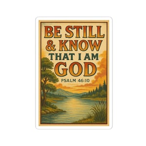 Puede incluir: Adhesivo rectangular con diseño vintage. Presenta el texto "BE STILL & KNOW THAT I AM GOD" sobre un paisaje de lago, árboles y montañas. El texto "PSALM 46:10" está en la parte inferior.