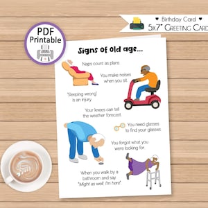 Könnte beinhalten: Eine 5x7" Grußkarte mit dem Text "Anzeichen des hohen Alters..." und humorvollen Illustrationen. Die Karte enthält Sätze wie "Nickerchen zählen als Pläne" und "Du machst Geräusche, wenn du sitzt."