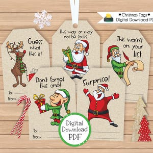 Pode incluir: Um conjunto de etiquetas de presente de Natal com ilustrações do Papai Noel, elfos e uma rena. Cada etiqueta tem uma mensagem única, como "Adivinhe o que é isso!" e "Surpresa!" Download digital.