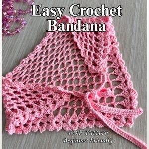 Może przedstawiać: Różowa szydełkowa bandana z ażurowym wzorem. Bandana ma falisty brzeg i wiązanie. Tekst na zdjęciu brzmi "Easy Crochet Bandana" i "PDF Pattern Beginner Friendly."