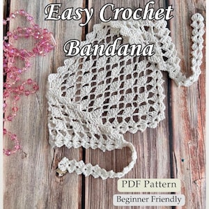 Può includere: Una bandana bianca all'uncinetto a trama aperta con la scritta "Easy Crochet Bandana". La bandana è esposta su una superficie di legno. L'immagine include anche il testo "PDF Pattern" e "Beginner Friendly".