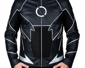 Chaqueta de cuero negra para hombre inspirada en el traje de un famoso piloto de carreras. Corte ajustado, estilo motero.