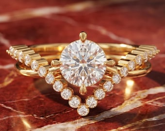 Round Diamond Chevron Pavé Engagement Ring, 14K 18K Gold Bridal Wedding Ring