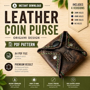 Pode incluir: Uma bolsa de moedas de couro castanho escuro com design de origami, com costuras verdes e botões de pressão de metal prateado. O texto diz: INSTANT DOWNLOAD, LEATHER COIN PURSE, ORIGAMI DESIGN, PDF PATTERN, A4 PDF FILE, PREMIUM RESULT.