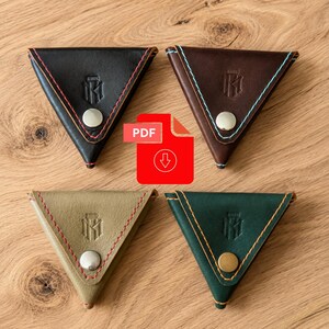 Pode incluir: Quatro bolsas triangulares de couro em preto, castanho, bege e verde escuro. Cada bolsa possui um fecho de botão de pressão prateado ou de latão, costuras contrastantes e um logótipo estampado na aba frontal. Os itens estão dispostos numa grelha.