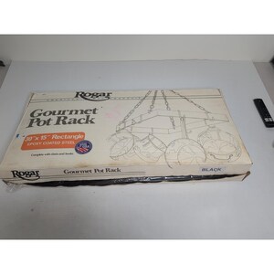 Może przedstawiać: Prostokątny stojak na garnki Rogar Gourmet, 76 cm x 38 cm, w pudełku. Pudełko zawiera rysunek linii stojaka na garnki z wiszącymi garnkami. Tekst na pudełku zawiera "EPOXY COATED STEEL" i "Complete with chains and hooks".