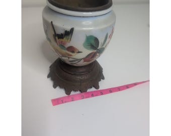 Antyczna mosiężna podstawa lampy naftowej z kwiatami i ptakami, szkło, 15 cm szerokości i 21,5 cm wysokości