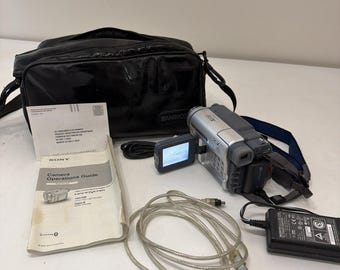 Sony Handycam Vision DCR-TRV260 Hi8 20x/460x 2.5" LCD Read Powers On w/ Case