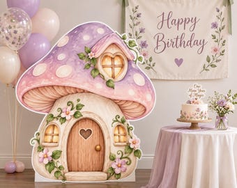 Op de afbeelding: Een grote paddenstoelvormige huisuitsparing met een paarse hoed en houten deur, een Happy Birthday-muurbanner, een taart met de tekst One More Year of Magic, een boeket bloemen en een verzameling paarse en witte ballonnen.