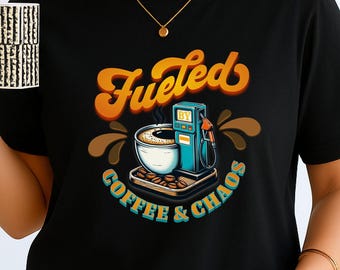 Coffee Vibe Tee, Fueled by Coffee & Chaos T-shirt: Bomulls-tröja för koffeinälskare