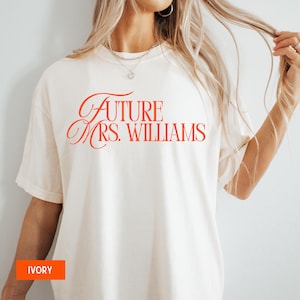 Personlig framtida fru t-shirt, blivande brudtröja med efternamn, personlig framtida fru-tröja, förlovningspresent, personlig brudpresent