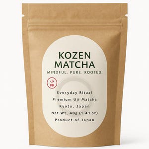 Könnte beinhalten: Ein brauner Papierbeutel mit Kozen Matcha. Das weiße ovale Etikett trägt den Markennamen "KOZEN MATCHA" und den Text "MINDFUL. PURE. ROOTED." Zusätzlicher Text enthält "Everyday Ritual", "Premium Uji Matcha" und "Kyoto, Japan". Das Nettogewicht beträgt 40g.