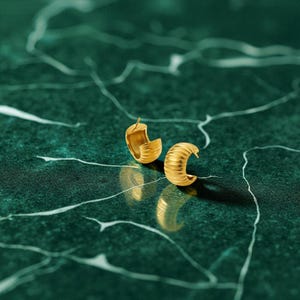 Gold Ohrringe | Breite strukturierte Huggie Creolen | Wasserdichte Edelstahl Ohrringe für Frauen | Kühner Schmuck | Geschenk für Sie