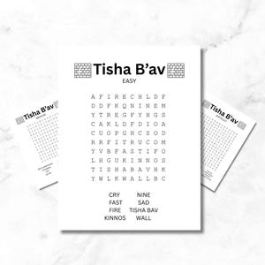 Op de afbeelding: Drie witte papieren woordzoekpuzzels met de tekst "Tisha B'av" en de moeilijkheidsgraden "Gemakkelijk", "Medium" en "Moeilijk". De puzzels bevatten een raster van letters en een lijst met woorden om te vinden.