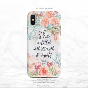 Könnte beinhalten: Eine Handyhülle mit einem floralen Design und dem Text "She is clothed with strength & dignity Proverbs 31:25".
