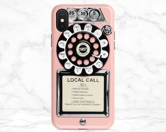 Może przedstawiać: Różowe etui na telefon z vintage'owym wzorem obracającego się telefonu. Telefon ma czarną tarczę z białymi literami i srebrną ramką. Etui zawiera napis "LOCAL CALL 10¢" i "LONG DISTANCE" nadrukowany na nim. Etui jest przeznaczone do telefonów iPhone i Samsung Galaxy.