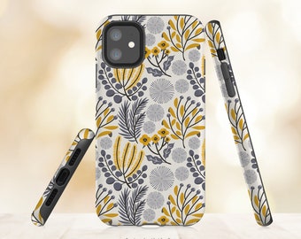 Könnte beinhalten: Eine weiße Handyhülle mit einem floralen Muster in Gelb- und Grautönen. Die Hülle zeigt ein sich wiederholendes Muster aus stilisierten Blumen, Blättern und Beeren. Der Text "*All Textures are PRINTED" und "Design Available For iPhone and Samsung Galaxy series other phone brands upon request @SugarloafGraphics" ist auf der Hülle aufgedruckt.