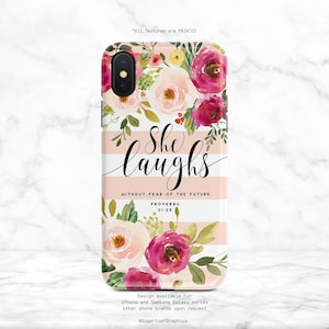 Könnte beinhalten: Eine rosa-weiße gestreifte Handyhülle mit Blumenmuster und dem Text "She laughs without fear of the future. Proverbs 31:25".