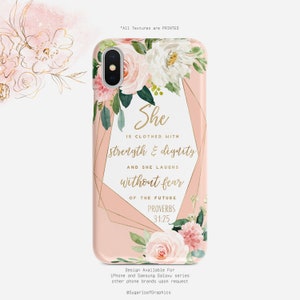 Könnte beinhalten: Handyhülle mit floralem Design und dem Text "She is clothed with strength & dignity and she laughs without fear of the future Proverbs 31:25." Die Hülle hat einen rosa Hintergrund mit einem geometrischen Design.