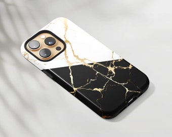 Puede incluir: Una funda para teléfono de color blanco y negro con un patrón de mármol y detalles dorados. La funda tiene un recorte para el objetivo de la cámara.