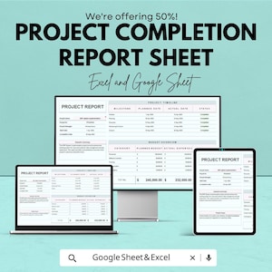 Op de afbeelding: Een advertentie voor een project voltooiingsrapportblad, weergegeven op een laptop, desktopmonitor en tablet. De tekst bevat "Project Completion Report Sheet" en "Excel and Google Sheet". De achtergrond is lichtblauwgroen.