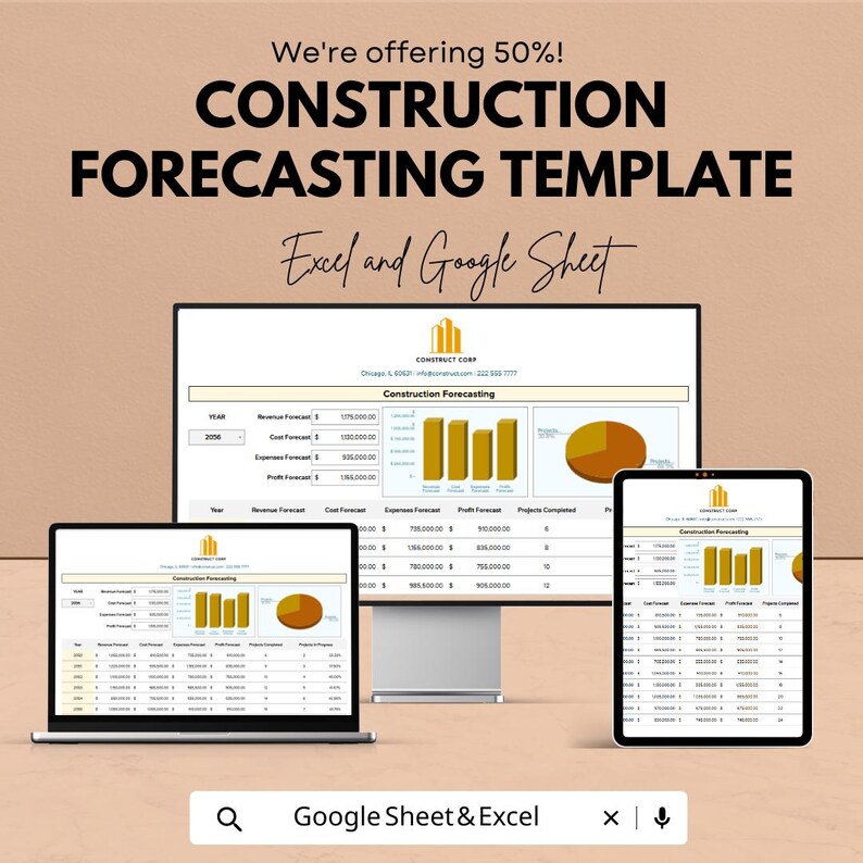 Pu&ograve; includere: Immagine promozionale per un modello di previsione delle costruzioni. L'immagine mostra un monitor di computer, un laptop e un tablet, ciascuno con un foglio di calcolo. Il testo recita "CONSTRUCTION FORECASTING TEMPLATE" e "Excel and Google Sheet".