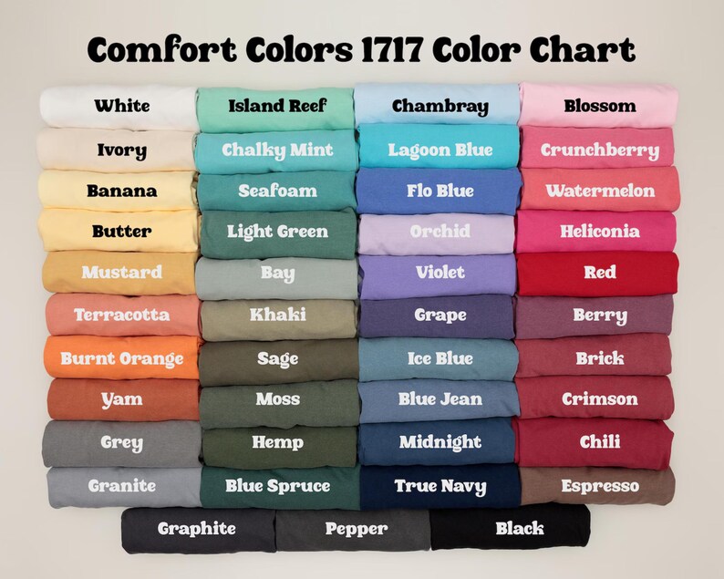 K&ouml;nnte beinhalten: Eine Comfort Colors 1717 Farbkarte mit gefalteten T-Shirts in verschiedenen Farbt&ouml;nen. Das Raster enth&auml;lt Farben wie White, Ivory, Banana, Butter, Mustard, Terracotta, Burnt Orange, Yam, Grey, Granite, Graphite, Island Reef, Chalky Mint, Seafoam, Light Green, Bay, Khaki, Sage, Moss, Hemp, Blue Spruce, Pepper, Chambray, Lagoon Blue, Flo Blue, Orchid, Violet, Grape, Ice Blue, Blue Jean, Midnight, True Navy, Blossom, Crunchberry, Watermelon, Heliconia, Red, Berry, Brick, Crimson, Chili, Espresso und Black.