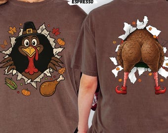 Puede incluir: Camisetas color espresso con un diseño de pavo de Acción de Gracias. Una camiseta presenta un pavo con un sombrero de peregrino, mientras que la otra muestra la parte trasera del pavo con zapatos rojos. Hojas de otoño y maíz completan el look festivo.