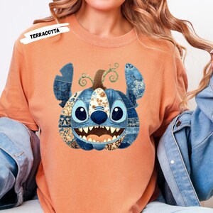 🎃 Cozy Disney Halloween Sweatshirt – Patchwork Stitch Pumpkin Pullover
Celebrate spooky season in magical style with this adorable Stitch pumpkin sweatshirt, featuring a patchwork pumpkin design in rich denim and floral patterns. Perfect for Disney Halloween outfits, fall trips to the parks, or cozy autumn nights. This unisex crewneck makes the ultimate gift for Disney lovers, pumpkin spice fans, and anyone who loves cute and spooky fashion. Soft, comfortable, and perfect for Halloween parties