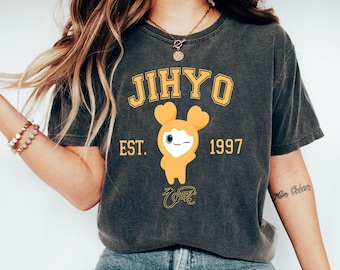 Jihyo Chibi Shirt, zweimaliges Mitglied Kpop Shirt, zweimaliges Merch, zweimaliges World Tour 2026 Sweatshirt, zweimaliges Mitglied Tshirt, Kpop Liebhaber T-Shirt, zweimaliges Hemd