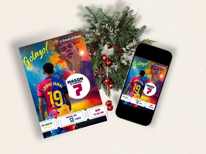 K&ouml;nnte beinhalten: Eine Geburtstagseinladung und ein Smartphone mit einem Fu&szlig;ball-Design. Die Einladung zeigt einen Spieler in einem rot-blauen Trikot mit der Nummer 19. Der Telefonbildschirm spiegelt das Design wider, mit dem Text "Golazo!"