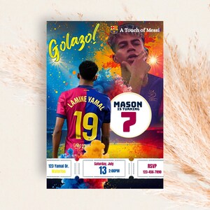 K&ouml;nnte beinhalten: Eine farbenfrohe Geburtstagseinladung mit Fu&szlig;ball-Thema. Das Design zeigt einen Spieler in einem rot-blauen Trikot mit der Nummer 19, den Text "Golazo!" und die Worte "Mason wird 7". Die Einladung enth&auml;lt auch Eventdetails.