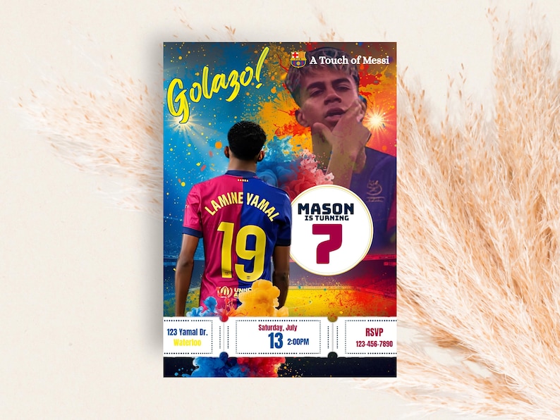 K&ouml;nnte beinhalten: Eine farbenfrohe Geburtstagseinladung mit Fu&szlig;ball-Thema. Das Design zeigt einen Spieler in einem rot-blauen Trikot mit der Nummer 19, den Text "Golazo!" und die Worte "Mason wird 7". Die Einladung enth&auml;lt auch Eventdetails.