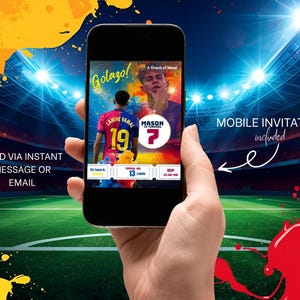 K&ouml;nnte beinhalten: Ein Smartphone zeigt eine Fu&szlig;ball-Einladung mit dem Wort "Golazo!" und Spielerbildern. Die Einladung enth&auml;lt den Text "Mobile Invitation Included" und Details zu einer Veranstaltung. Der Hintergrund zeigt ein Fu&szlig;ballstadion.