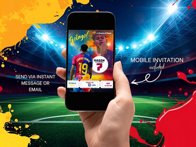 K&ouml;nnte beinhalten: Ein Smartphone zeigt eine Fu&szlig;ball-Einladung mit dem Wort "Golazo!" und Spielerbildern. Die Einladung enth&auml;lt den Text "Mobile Invitation Included" und Details zu einer Veranstaltung. Der Hintergrund zeigt ein Fu&szlig;ballstadion.