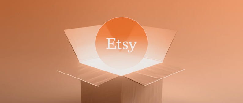 K&ouml;nnte beinhalten: Ein Karton mit ge&ouml;ffneten Klappen, der ein helles Licht und eine kreisf&ouml;rmige Grafik mit dem Wort "Etsy" in Wei&szlig; zeigt. Der Hintergrund ist ein Farbverlauf in Oranget&ouml;nen.