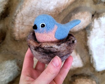 Pájaro azul de fieltro con aguja, nido y huevos, juguete 100% lana.