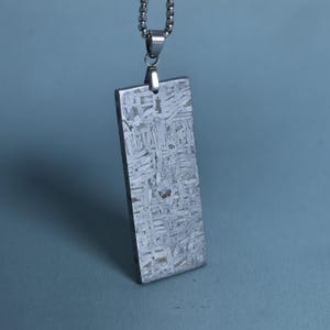 Collana con ciondolo in meteorite ferroso -fatto a mano-Modello Widmanstätten- Gioielli intagliati personalizzabili