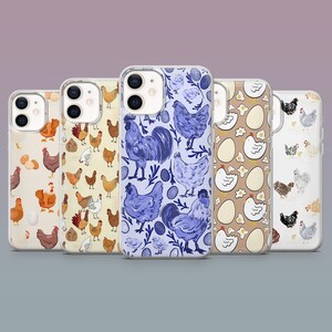 Puede incluir: Cinco fundas para teléfono con diseños temáticos de gallinas. Las fundas presentan ilustraciones de gallinas, gallos y huevos en varios colores y patrones, incluyendo marrón, azul y blanco. Las fundas son transparentes.