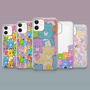 Peut inclure: Cinq coques de téléphone transparentes avec des motifs Care Bears colorés. Chaque coque présente un motif différent des personnages de dessins animés bien-aimés dans diverses poses et couleurs, dont le rose, le bleu, le jaune et le violet.